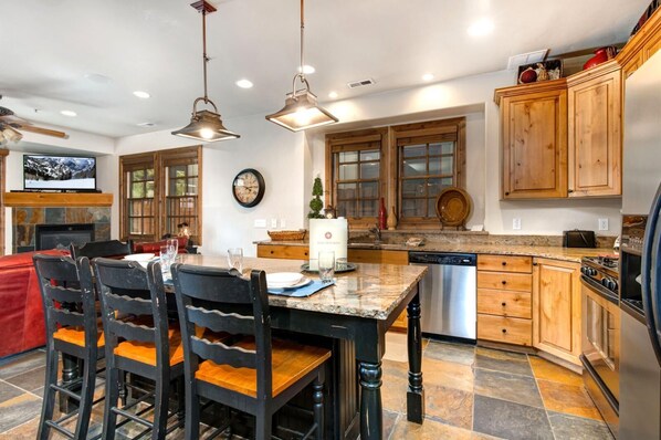 Studio (Multiple Bedrooms) | Private kitchen | Microwave, oven, dishwasher, coffee/tea maker