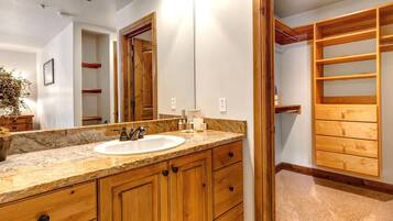 Estudio (Multiple Bedrooms) | Baño | Regadera y amenidades de baño de diseñador