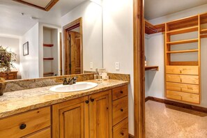 Studio (Multiple Bedrooms) | Kamar mandi | Shower dan perlengkapan mandi desainer