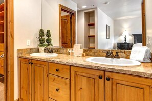 Studio (Multiple Bedrooms) | Bathroom | Shower, designer toiletries