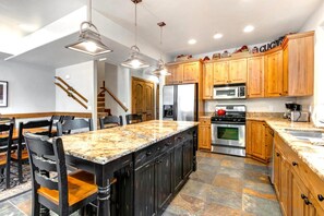 Studio (Multiple Bedrooms) | Private kitchen | Microwave, oven, dishwasher, coffee/tea maker