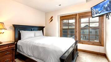 Studio (Multiple Bedrooms) | 8 chambres, espace de travail pour ordinateur portable