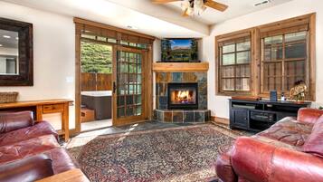 開放式客房 (Multiple Bedrooms) | 客廳 | 電視