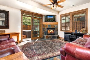 Studio (Multiple Bedrooms) | Living room