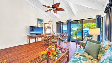 Condo (5 Bedrooms) | Living room | TV