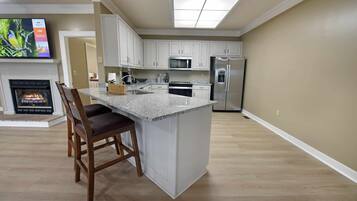 Kylskåp, mikrovågsugn, ugn och spishäll