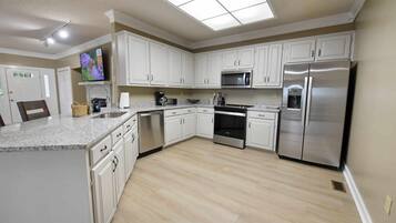 Lemari es, microwave, oven, dan kompor