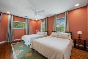 4 habitaciones, tabla de planchar con plancha y cuna de viaje 