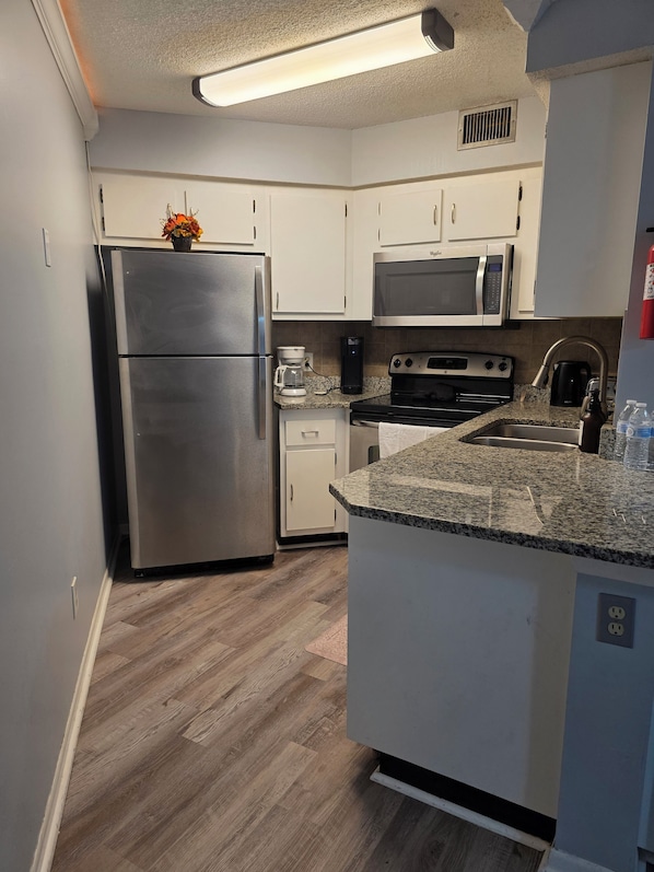 Refrigerador, microondas, horno, placa de cocina