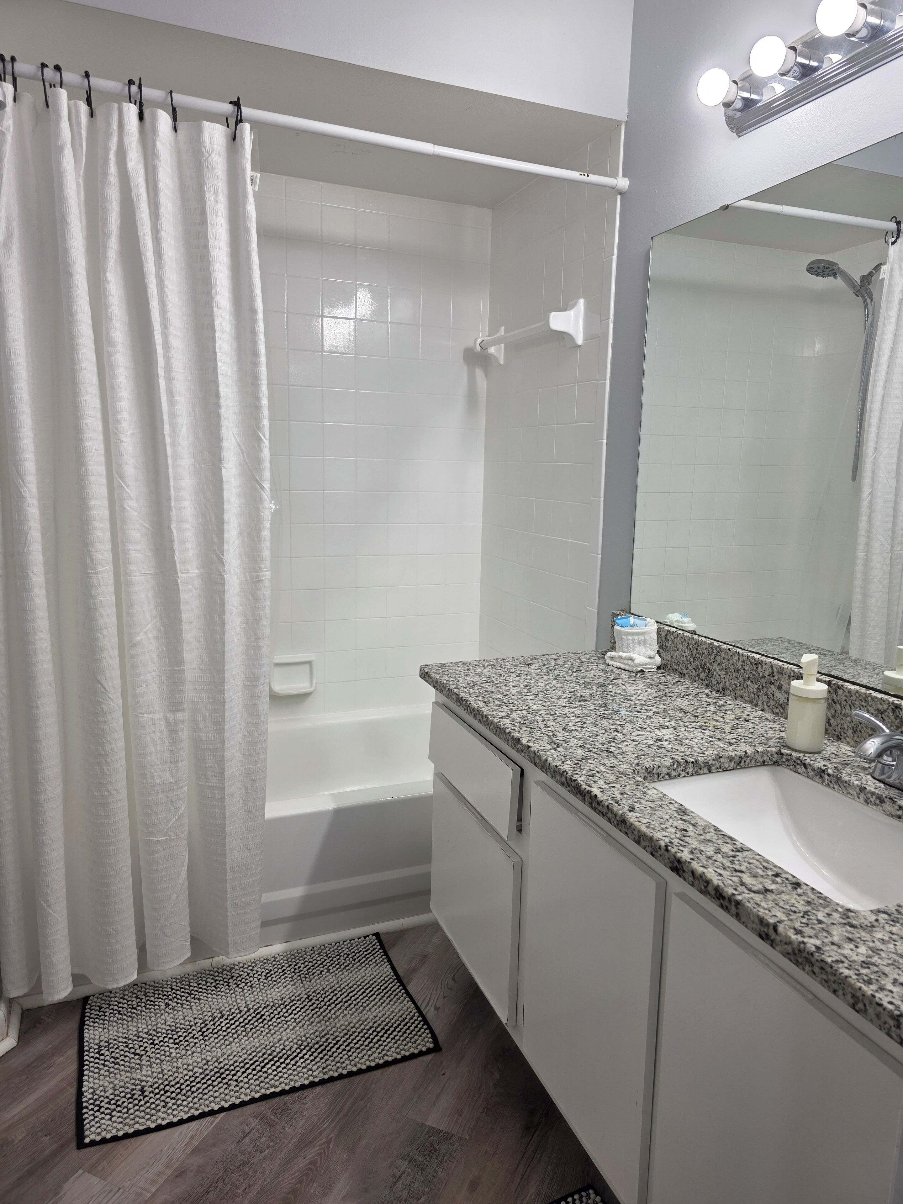 Secadora de cabello, toallas, jabón, shampoo 