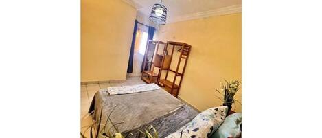 1 chambre, fer et planche à repasser, accès Internet, draps fournis