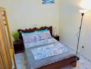 1 soverom, strykejern/-brett, internettilgang og sengetøy