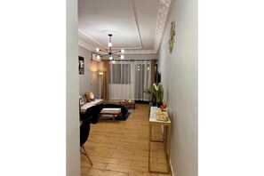 6 bedrooms, iron/ironing board, internet, bed sheets