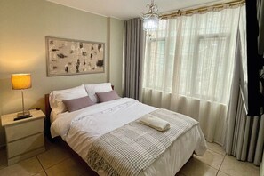 3 bedrooms, desk, iron/ironing board, free WiFi - Luxury Apartment: 3BR\2BA\6G Work, Studio & Family - Live Like a Local Peruvian (Lima)