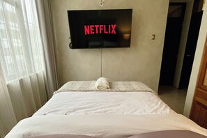 3 bedrooms, desk, iron/ironing board, free WiFi - Luxury Apartment: 3BR\2BA\6G Work, Studio & Family - Live Like a Local Peruvian (Lima)