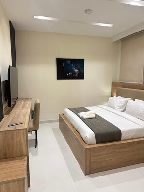 In-room safe, soundproofing, iron/ironing board, free WiFi