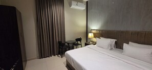 Kamar Basic | Dilengkapi dengan perabotan berbeda-beda, Wi-Fi gratis, dan seprai linen