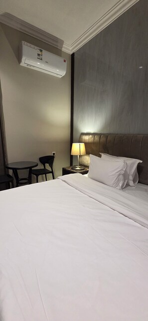 Muebles diferentes, wifi gratis y ropa de cama
