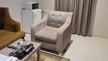 Minijääkaappi, mikroaaltouuni, uuni