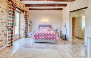 3 bedrooms, iron/ironing board, free WiFi