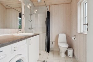 Shower - Holiday home by Balka Beach with perfect location (Nexø)