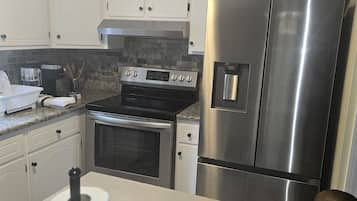 Micro-ondes, four, plaque de cuisson, lave-vaisselle