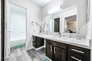 Hiustenkuivaaja, pyyhkeet, saippua, vessapaperi