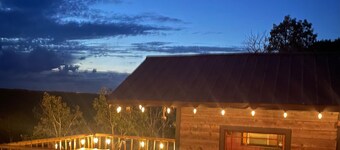 Spectacular Rustic & Cozy Cabin, (built for 2) running water, toilet and shower!