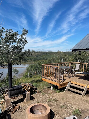 Spectacular Rustic & Cozy Cabin, (built for 2) running water, toilet and shower!