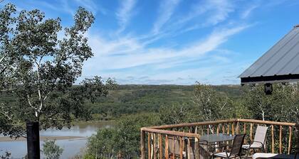 Spectacular Rustic & Cozy Cabin, (built for 2) running water, toilet and shower!