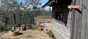 Spectacular Rustic & Cozy Cabin, (built for 2) running water, toilet and shower!