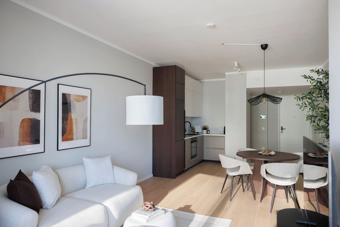 Eine moderne Wohnung mit Wohnzimmer, Essbereich und Küche.