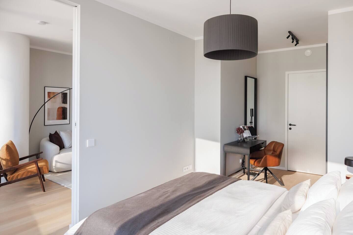 Ein modernes Schlafzimmer mit einem Bett, einem Schreibtisch und einem Stuhl.