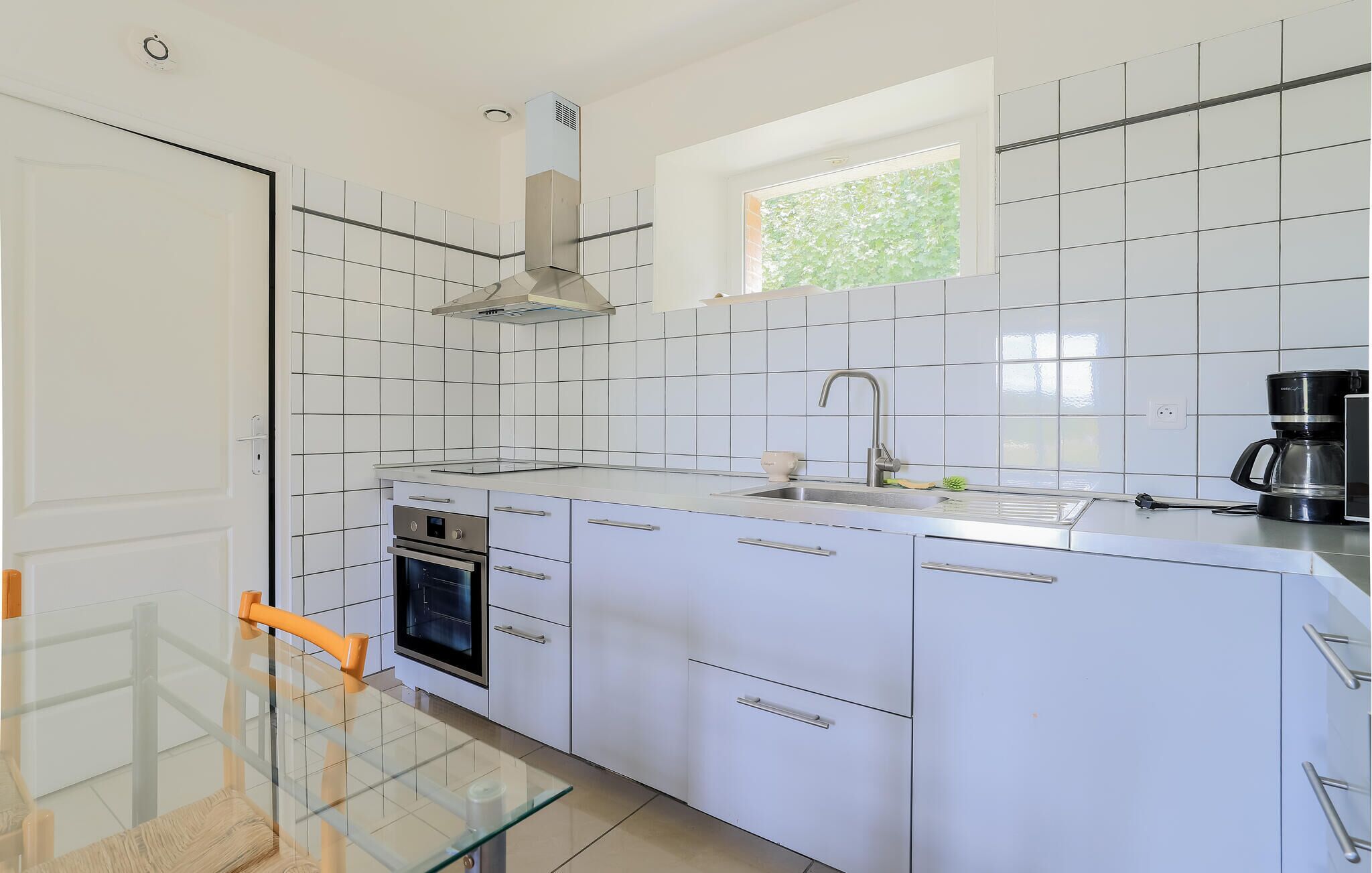 Een koelkast, een oven, een kookplaat, een vaatwasser