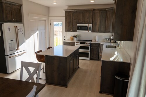 Blue Water Haven: A Bear Lake Escape w/ hot tub