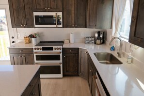 Refrigerador, microondas, horno y parrilla de estufa 