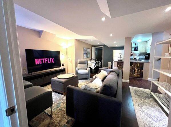 Living area - Cozy Stay Near Whitby Downtown – 9 Mins to the Lake, Wildlife & Nature Trails! (Whitby)