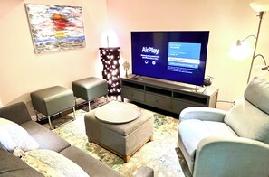 Living area - Cozy Stay Near Whitby Downtown – 9 Mins to the Lake, Wildlife & Nature Trails! (Whitby)