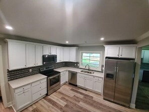 Microondas, horno, placa de cocina, lavavajillas