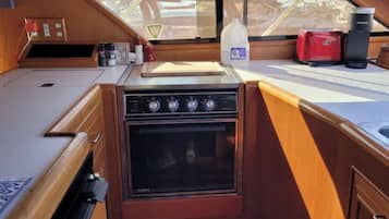 Kylskåp, mikrovågsugn, ugn och spishäll