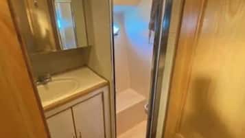 Hårtørrer, håndklæder, Sæbe, Toiletpapir