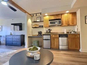 Design Studio | Private kitchen | Microwave, stovetop, dishwasher, coffee/tea maker