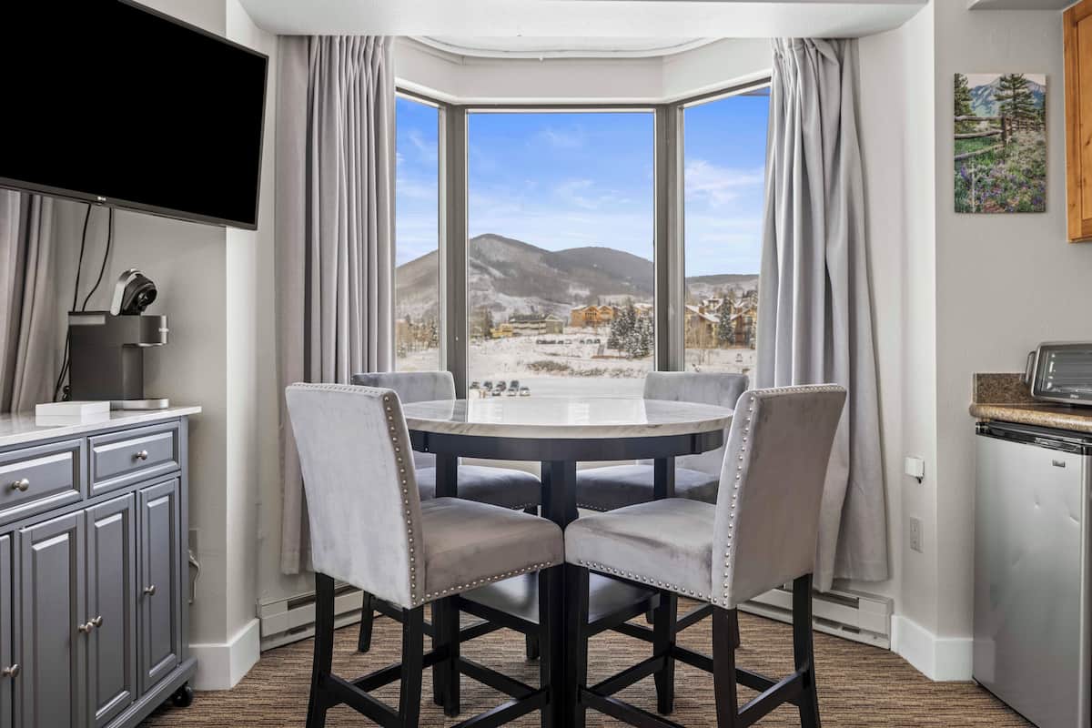 Design Studio Suite | Down comforters, iron/ironing board, free WiFi, bed sheets