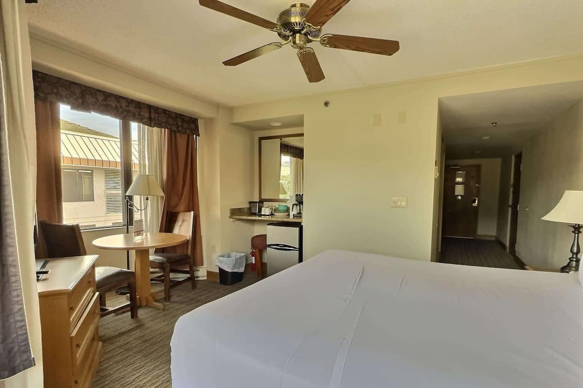 Cubrecamas, tabla de planchar con plancha, wifi gratis y ropa de cama