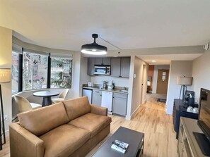 Design Studio Suite No Resort Fee | Private kitchen