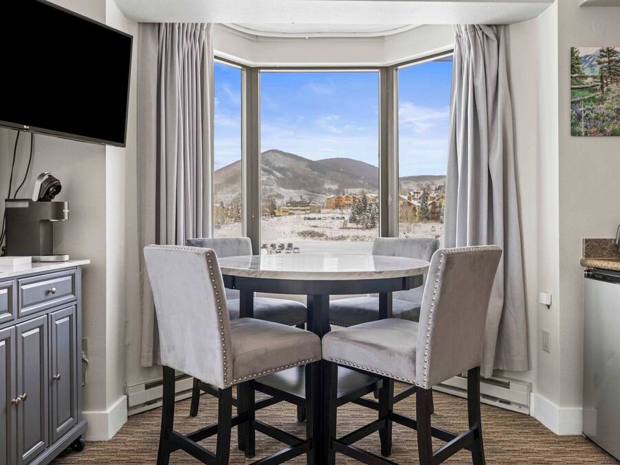 Suite estudio de diseñador | Edredón, tabla de planchar con plancha, wifi gratis y ropa de cama