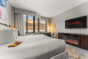 Design Studio, Pets Allowed No Resort Fee | Down comforters, iron/ironing board, free WiFi, bed sheets