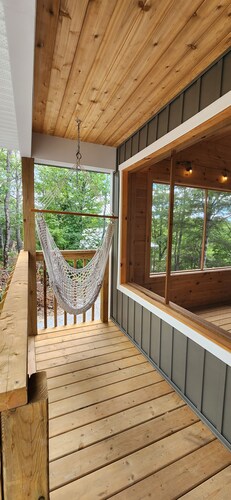 Lakefront, treetop, cottage. Immerse yourself in a panorama of nature.