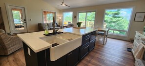 Interior - Lakefront, treetop, cottage. Immerse yourself in a panorama of nature. (North Frontenac)