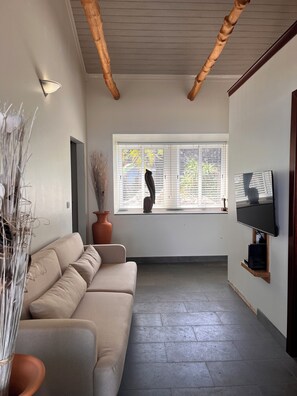 TV - Panoramic Ocean Views from your Private Varand (São Roque do Pico)